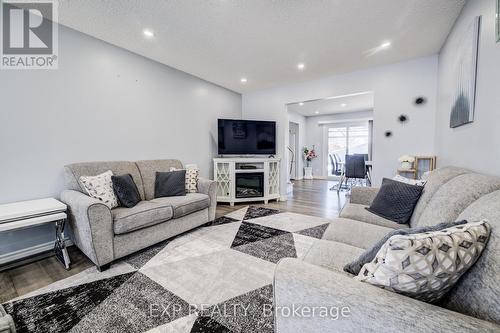 52 Uxbridge Crescent, Kitchener, ON - Indoor Photo Showing Living Room