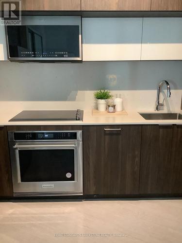 733 - 25 Adra Grado Way, Toronto, ON - Indoor Photo Showing Kitchen