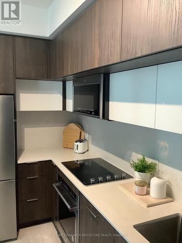 733 - 25 Adra Grado Way, Toronto, ON - Indoor Photo Showing Kitchen