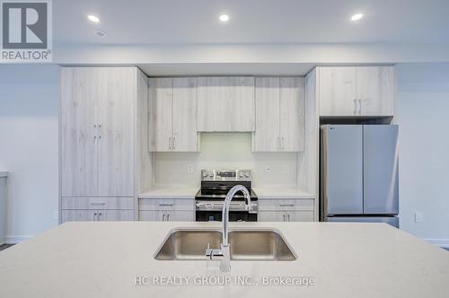 21 Mermot Lane, Richmond Hill, ON - Indoor Photo Showing Kitchen