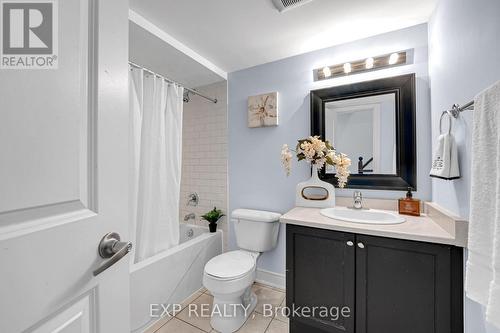 142 Hall Street, Richmond Hill, ON - Indoor Photo Showing Bathroom