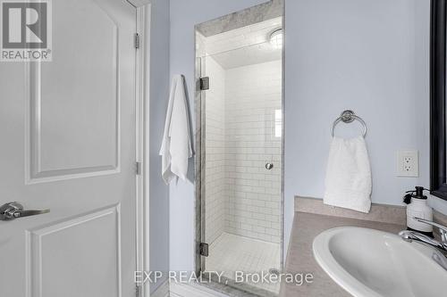 142 Hall Street, Richmond Hill, ON - Indoor Photo Showing Bathroom