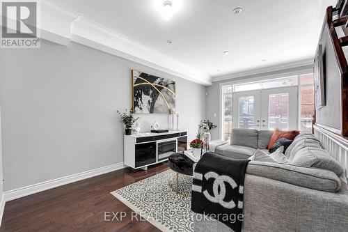 142 Hall Street, Richmond Hill, ON - Indoor Photo Showing Living Room