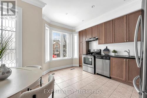 142 Hall Street, Richmond Hill, ON - Indoor Photo Showing Kitchen
