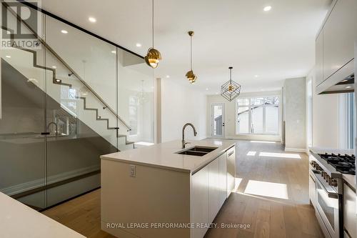 31 Commanda Way, Ottawa, ON - Indoor Photo Showing Kitchen With Double Sink With Upgraded Kitchen