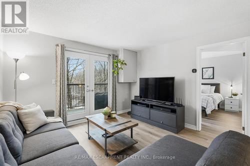 315 - 2040 Cleaver Avenue, Burlington, ON - Indoor Photo Showing Living Room