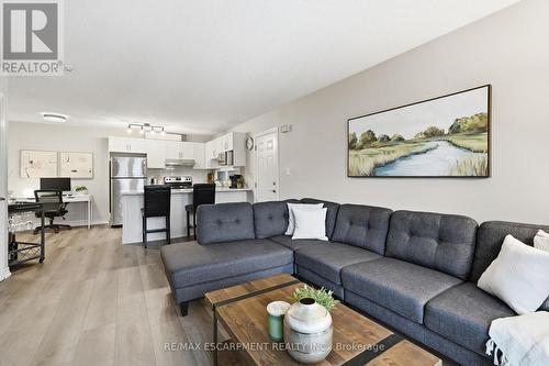 315 - 2040 Cleaver Avenue, Burlington, ON - Indoor Photo Showing Living Room