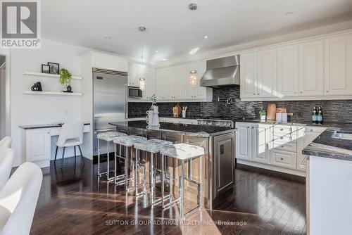 22 James Bowman Court, King, ON - Indoor Photo Showing Kitchen With Upgraded Kitchen