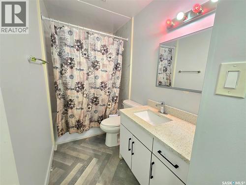 210 Western Crescent, Saskatoon, SK - Indoor Photo Showing Bathroom