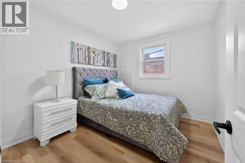 191 East 32Nd Street, Hamilton, ON - Indoor Photo Showing Bedroom