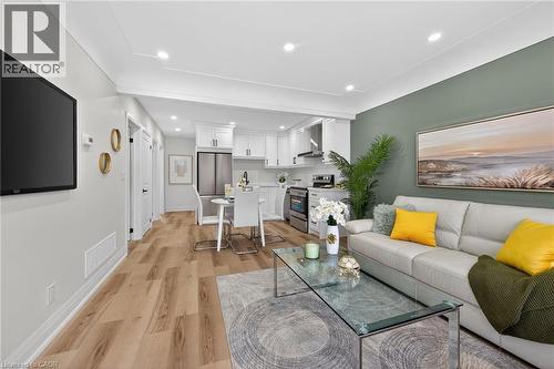 191 East 32Nd Street, Hamilton, ON - Indoor Photo Showing Living Room