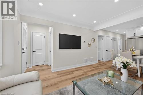 191 East 32Nd Street, Hamilton, ON - Indoor Photo Showing Living Room