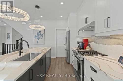 3919 Mitchell Crescent, Fort Erie (Black Creek), ON - Indoor Photo Showing Kitchen With Upgraded Kitchen