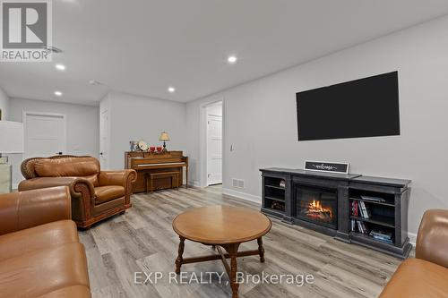 3919 Mitchell Crescent, Fort Erie (Black Creek), ON - Indoor Photo Showing Living Room