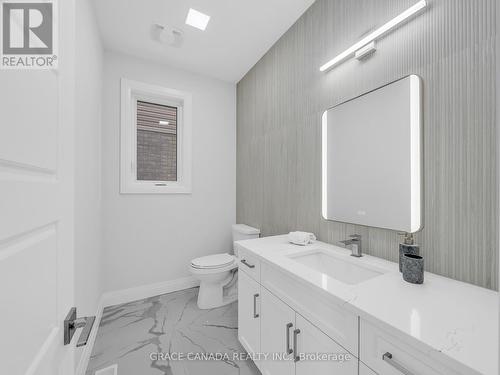 118 Bear Street, Essex, ON - Indoor Photo Showing Bathroom