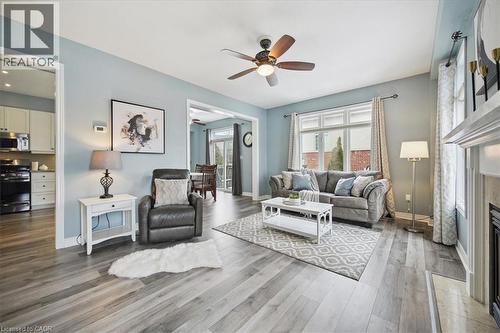 105 Oakhaven Place, Ancaster, ON - Indoor Photo Showing Living Room