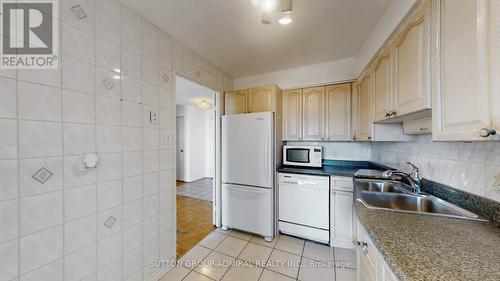 901 - 80 Inverlochy Boulevard, Markham, ON - Indoor Photo Showing Kitchen With Double Sink