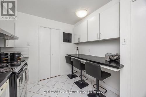 810 - 1 Royal Orchard Blv Boulevard, Markham, ON - Indoor Photo Showing Kitchen
