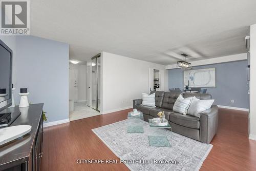 810 - 1 Royal Orchard Blv Boulevard, Markham, ON - Indoor Photo Showing Living Room