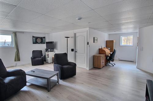 Salon - 10208 Ch. De L'Éden, Rouyn-Noranda, QC - Indoor