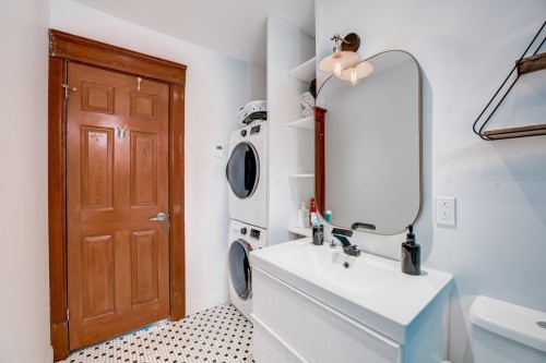 Bathroom - 1411 Boul. Pie-Ix, Montréal (Mercier/Hochelaga-Maisonneuve), QC - Indoor Photo Showing Laundry Room