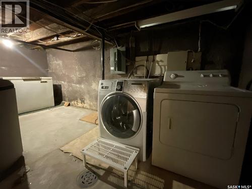 1007 Garnet Street, Regina, SK - Indoor Photo Showing Laundry Room