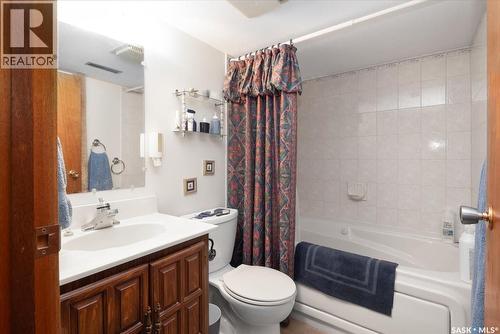 1514 8Th Avenue N, Regina, SK - Indoor Photo Showing Bathroom
