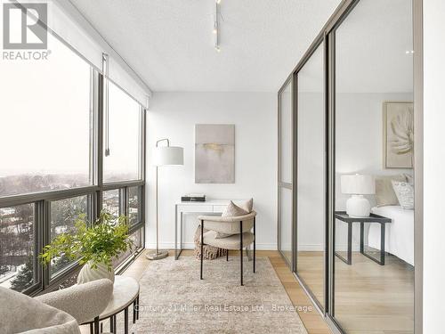 1009 - 5090 Pinedale Avenue, Burlington (Appleby), ON - Indoor Photo Showing Living Room