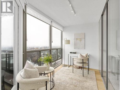 1009 - 5090 Pinedale Avenue, Burlington (Appleby), ON - Indoor Photo Showing Living Room