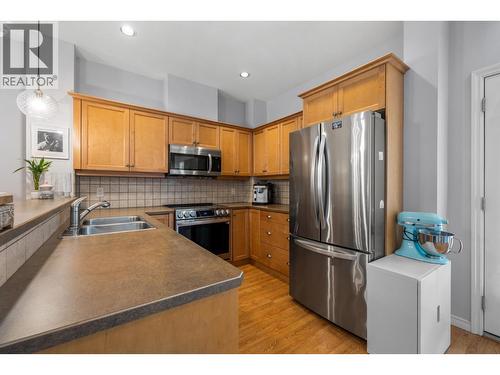 380 Providence Avenue Unit# 6, Kelowna, BC - Indoor Photo Showing Kitchen With Stainless Steel Kitchen With Double Sink