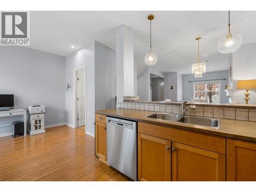 380 Providence Avenue Unit# 6, Kelowna, BC - Indoor Photo Showing Kitchen With Double Sink