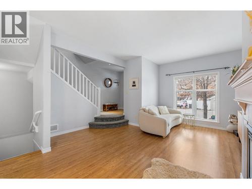 380 Providence Avenue Unit# 6, Kelowna, BC - Indoor Photo Showing Living Room