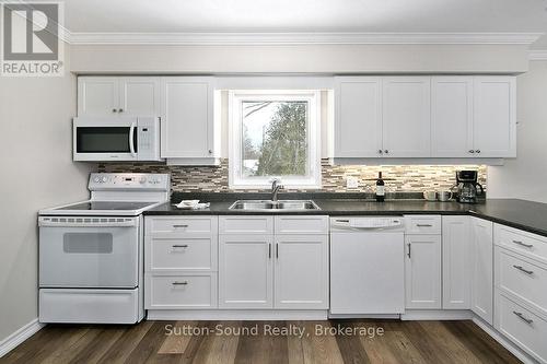 468 8Th Avenue E, Owen Sound, ON - Indoor Photo Showing Kitchen With Double Sink