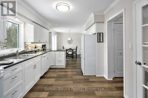 468 8Th Avenue E, Owen Sound, ON - Indoor Photo Showing Kitchen With Double Sink