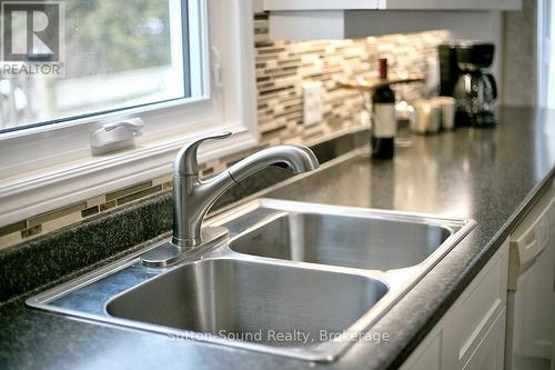 468 8Th Avenue E, Owen Sound, ON - Indoor Photo Showing Kitchen With Double Sink