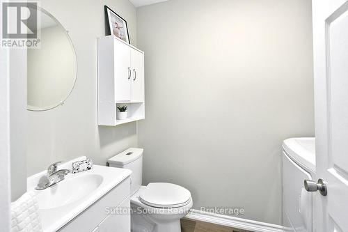 Main Level 2 pc Bathroom with Laundry - 468 8Th Avenue E, Owen Sound, ON - Indoor Photo Showing Bathroom