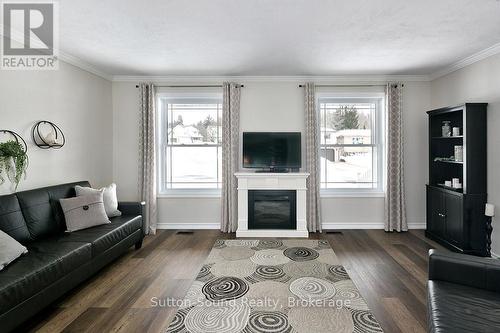 468 8Th Avenue E, Owen Sound, ON - Indoor Photo Showing Living Room With Fireplace