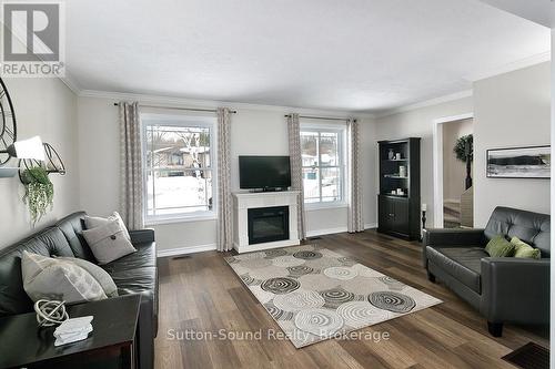 468 8Th Avenue E, Owen Sound, ON - Indoor Photo Showing Living Room With Fireplace