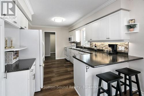 468 8Th Avenue E, Owen Sound, ON - Indoor Photo Showing Kitchen