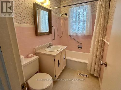 323 Meadowcrest Road, Kingston (City Southwest), ON - Indoor Photo Showing Bathroom