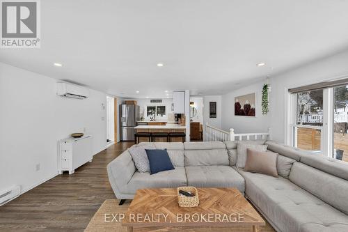 38 Rebecca Lane, Westport, ON - Indoor Photo Showing Living Room