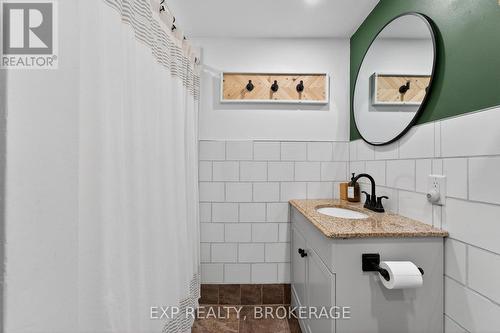 38 Rebecca Lane, Westport, ON - Indoor Photo Showing Bathroom