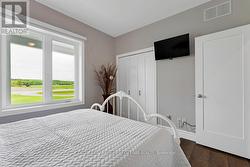 Second bedroom large closet - 