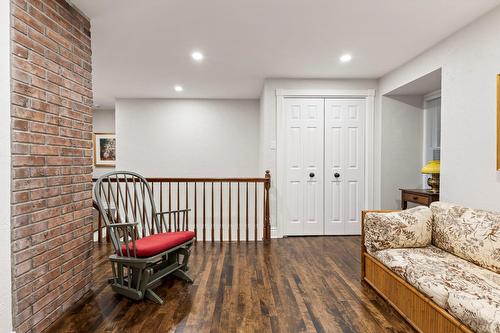 Den - 692 Rue Main, Hudson, QC - Indoor