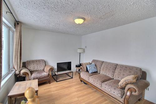 Salon - 810  - 814 Rue De L'Harricana, Malartic, QC - Indoor Photo Showing Living Room