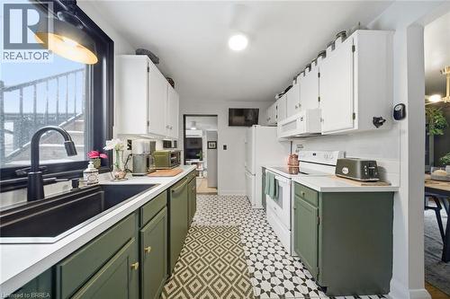 37 Elm Street, Brantford, ON - Indoor Photo Showing Kitchen
