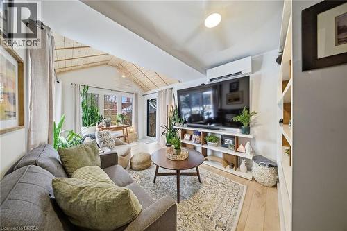 37 Elm Street, Brantford, ON - Indoor Photo Showing Living Room