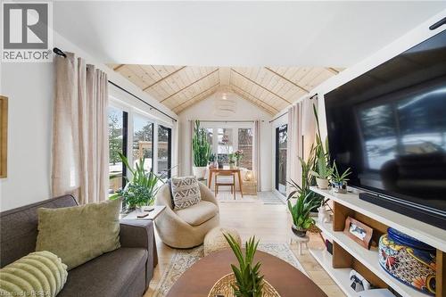 37 Elm Street, Brantford, ON - Indoor Photo Showing Living Room