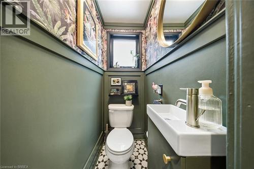 37 Elm Street, Brantford, ON - Indoor Photo Showing Bathroom