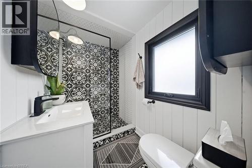 37 Elm Street, Brantford, ON - Indoor Photo Showing Bathroom
